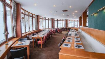 Breakfast and dinner served