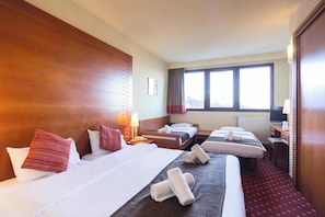 1 slaapkamer, een kluis op de kamer, een bureau