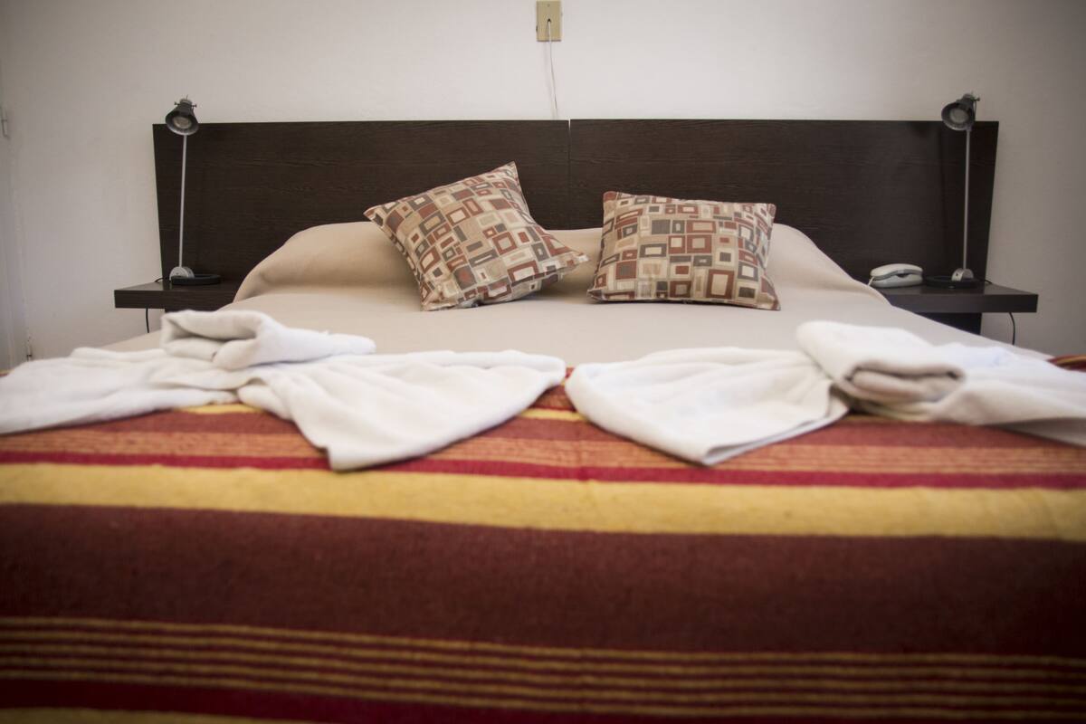 Een minibar, een kluis op de kamer, gratis babybedden