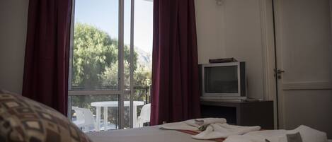 Standard-Doppelzimmer, 1 Doppelbett, Bergblick | Badezimmer | Duschwanne, kostenlose Toilettenartikel, Haartrockner, Handtücher