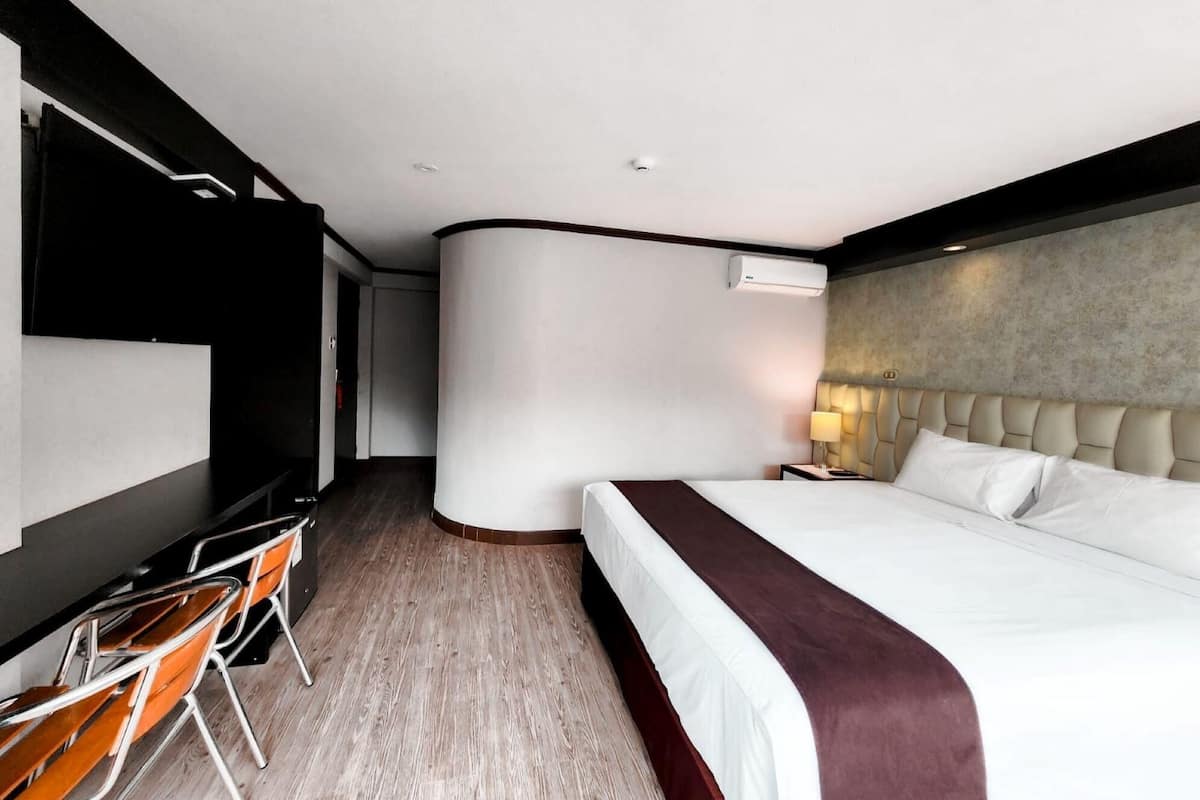 1 bedroom, Egyptian cotton sheets, premium bedding, down duvets