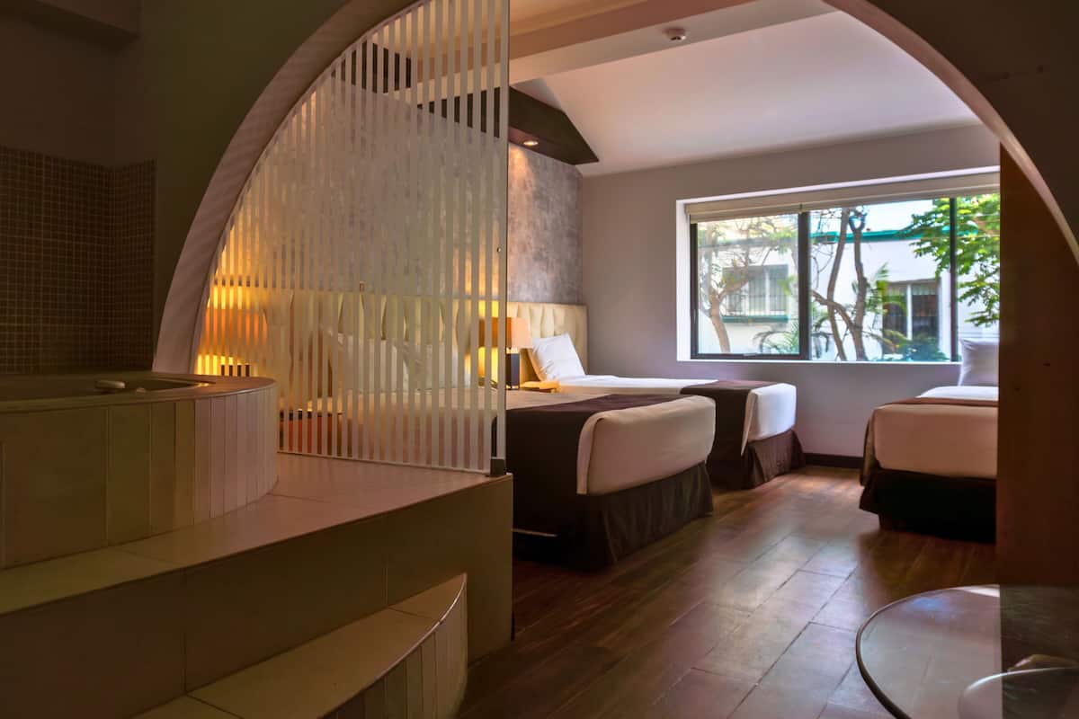Family Room | 1 bedroom, Egyptian cotton sheets, premium bedding, down comforters