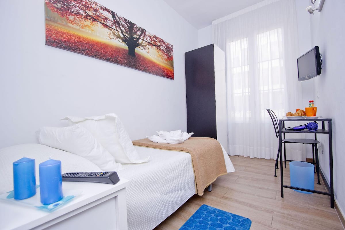 Quarto solteiro standard | Cofres nos quartos, escrivaninha, espaço de trabalho para notebook