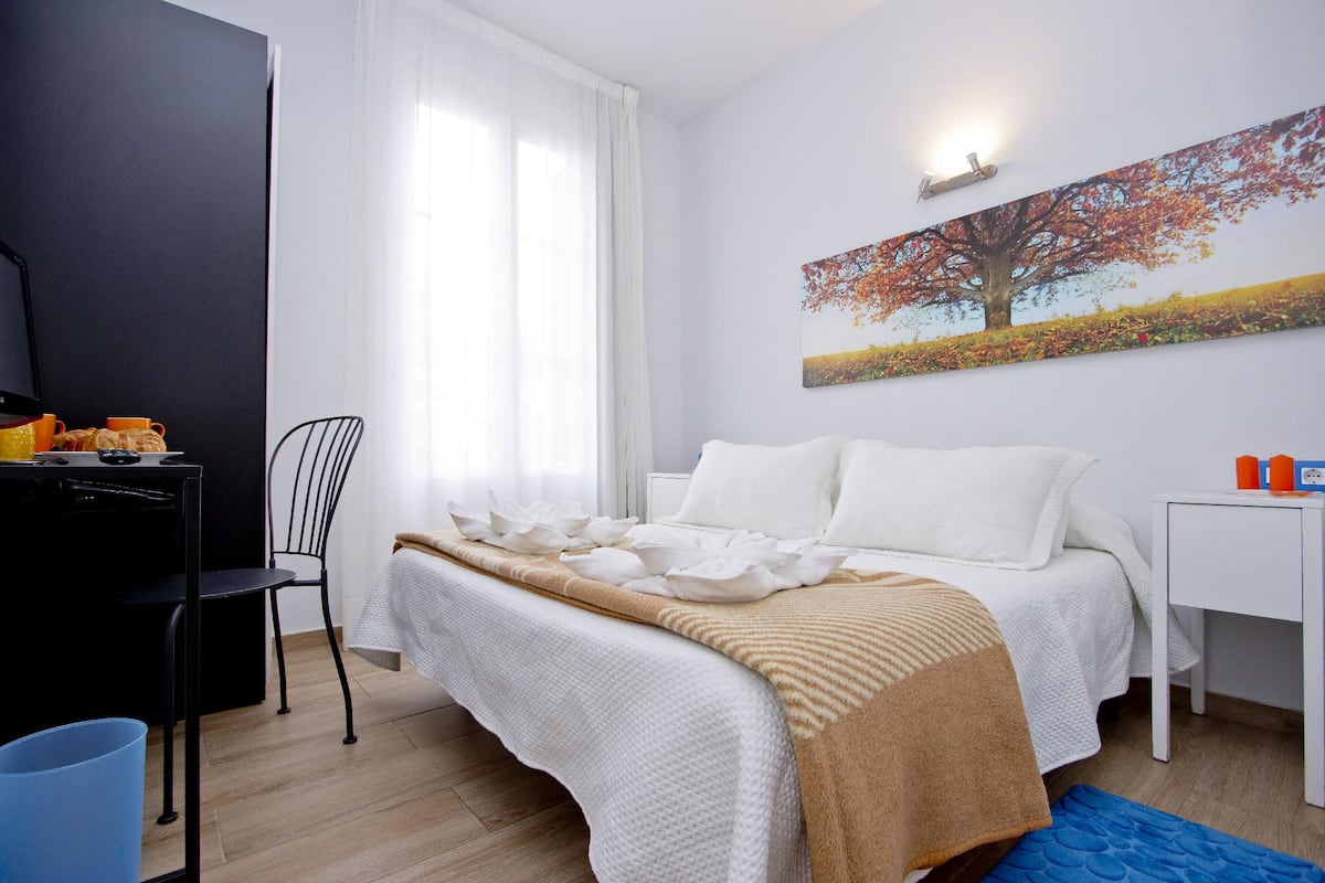 In-room safe, desk, laptop workspace, soundproofing
