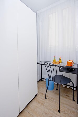 Quarto casal ou duplo superior | Cofres nos quartos, escrivaninha, espaço de trabalho para notebook