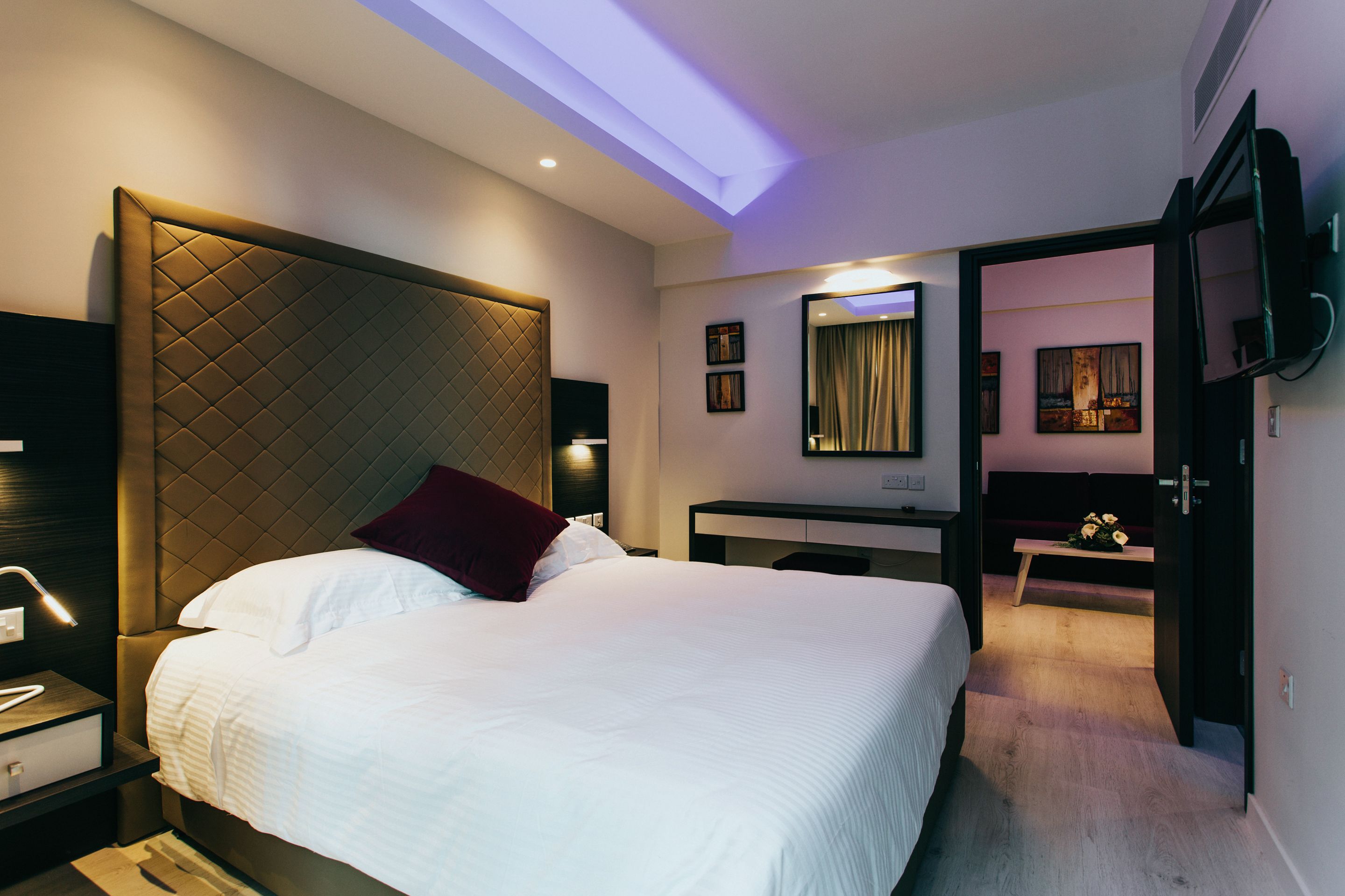 suite, balcony | minibar, in-room safe, desk, soundproofing