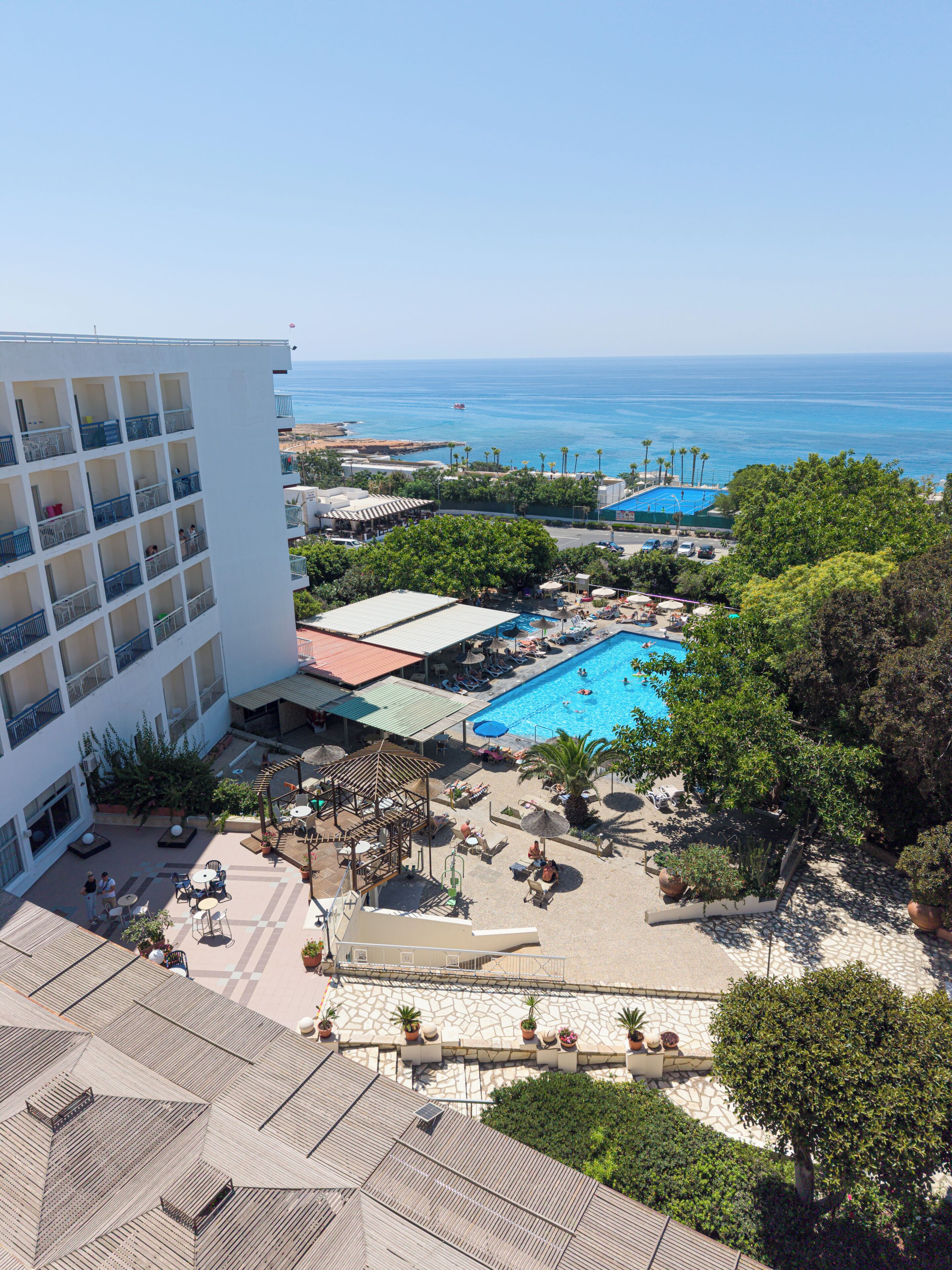 Un hôtel doté d’une piscine, d’un espace extérieur aménagé et offrant une vue sur la mer.