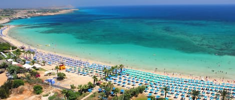 Una spiaggia nelle vicinanze