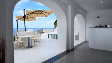 Breakfast, dinner served; Italian cuisine, beach views