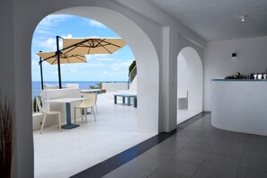 Se sirven desayunos y cenas; cocina italiana; con vista a la playa