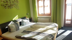 In-room safe, desk, free WiFi, bed sheets - Hotel Leonhardihof (Bad Toelz)