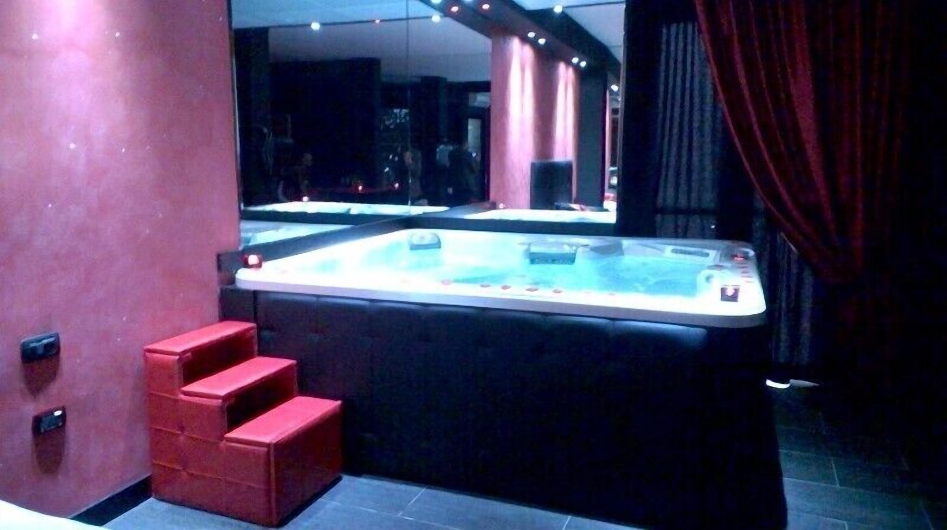 suite | jetted bathtub