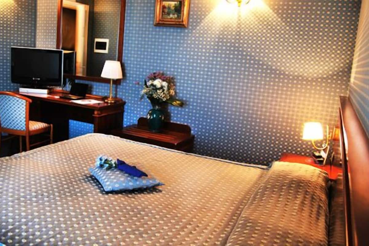 Premium bedding, down comforters, minibar, in-room safe
