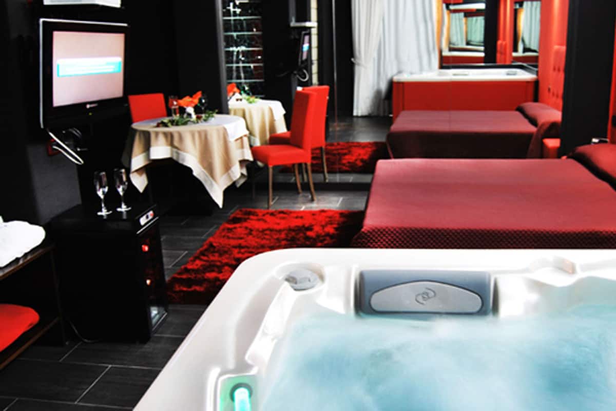 Jetted bathtub