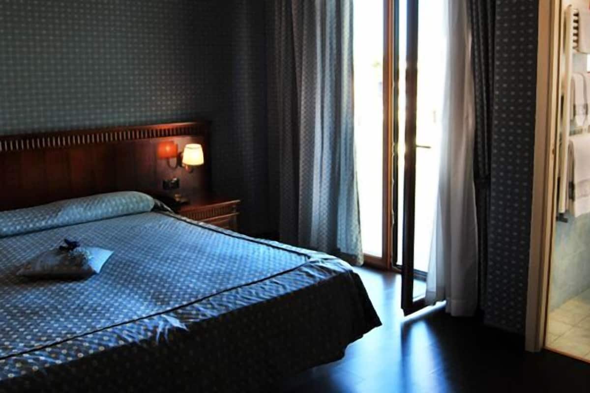 Premium bedding, down comforters, minibar, in-room safe