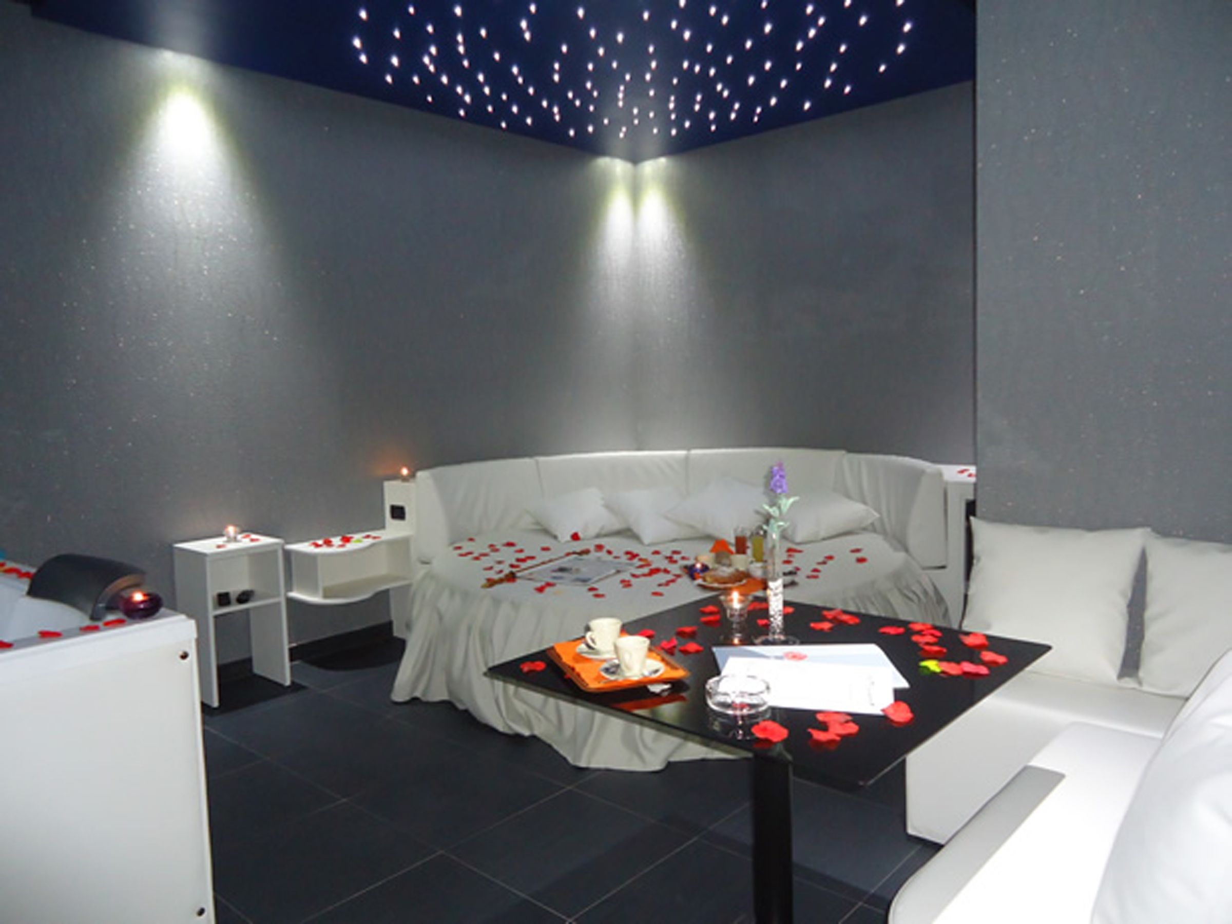 suite | minibar, in-room safe, desk, soundproofing