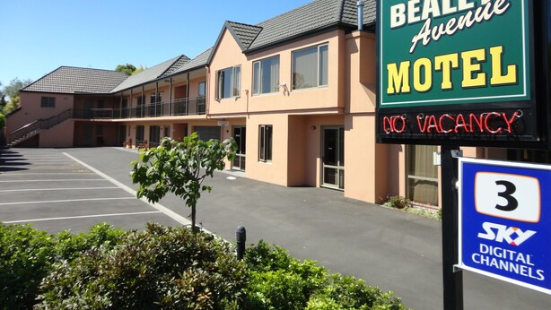 Un motel con un letrero que indica habitaciones completas.
