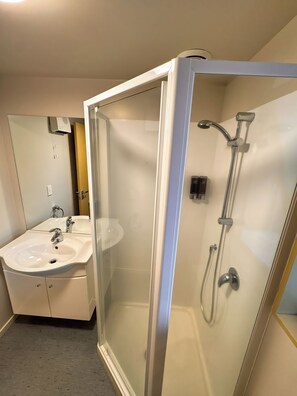 Designer toiletries, hair dryer, towels - Bealey Avenue Motel (Christchurch)