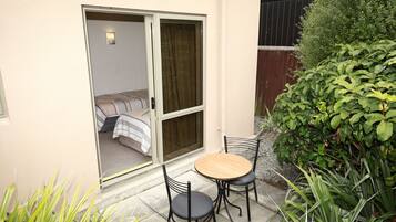 Standaard kamer | Woonruimte | Een 32-inch ledtelevisie met satellietzenders en televisie