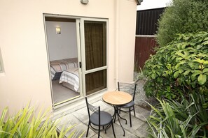 1 Bedroom Family Unit | Zona de estar | Televisión LED de 32 pulgadas con canales por satélite, una televisión