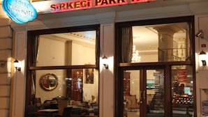 L’extérieur de l’hôtel Sirkeci Park se distingue par son panneau indicateur, ses grandes fenêtres et son entrée bien visible.