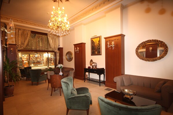 Lobby sitting area - Sirkeci Park Hotel (Istanbul)