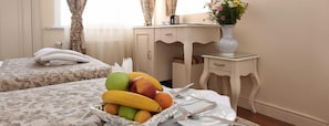 Artículos del minibar gratis y caja de seguridad en la habitación 