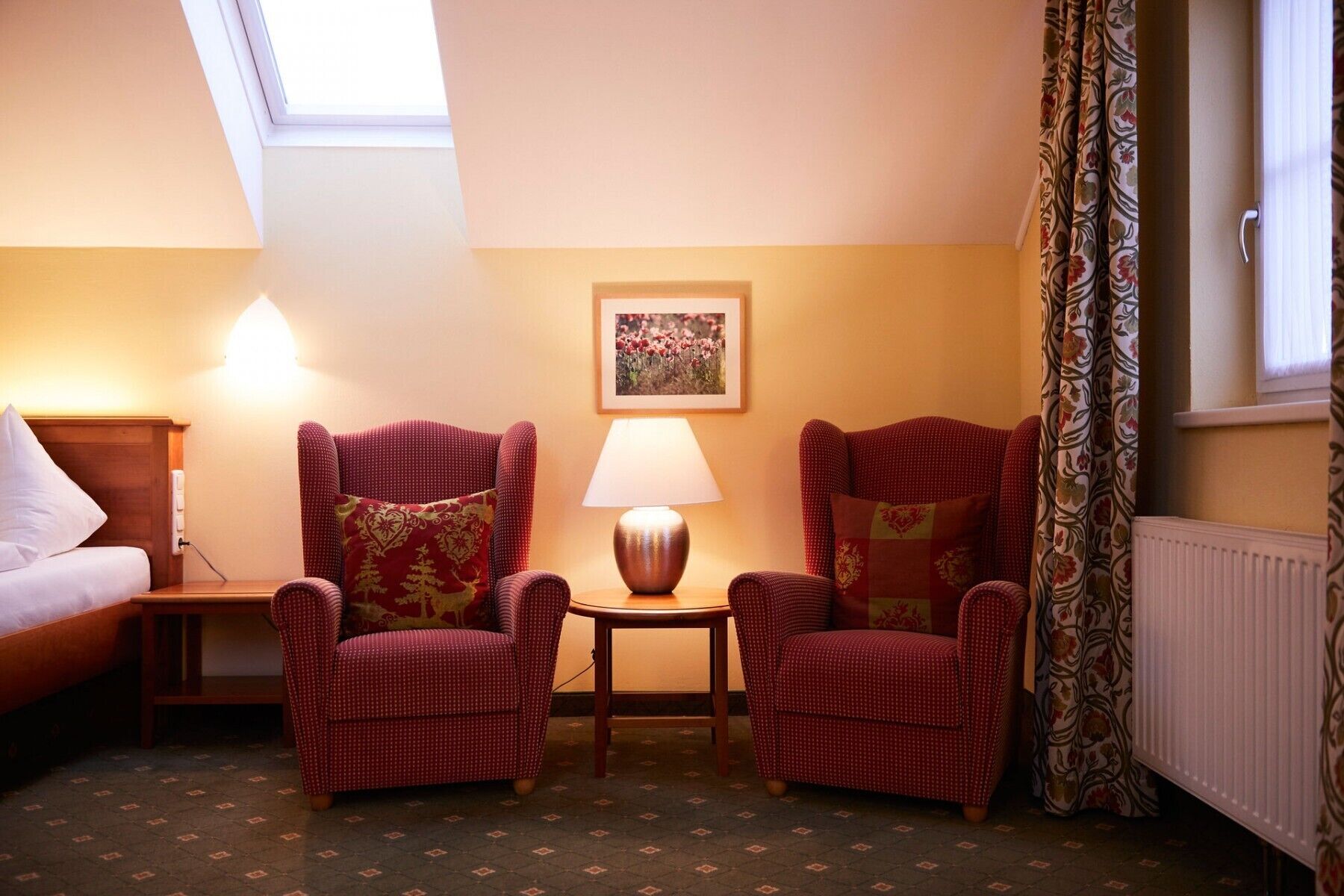 Suite | Wohnbereich | 22-Zoll-Flachbildfernseher mit Satellitenempfang, Fernseher