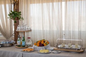 朝食 (フル ブレックファスト)、毎日提供 (無料)