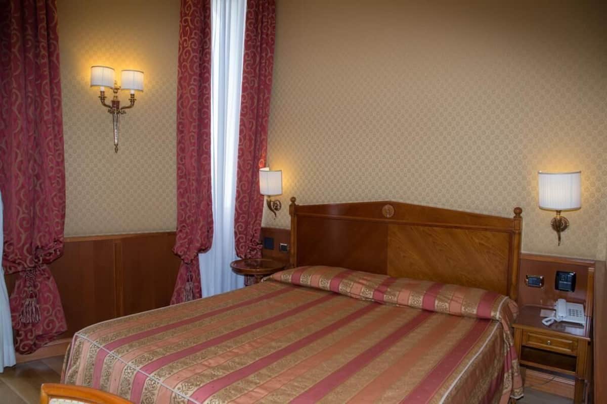 Deluxe Single Room | 1 bedroom, minibar, in-room safe, desk