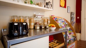 Breakfast area - The Guesthouse East (Eastbourne)