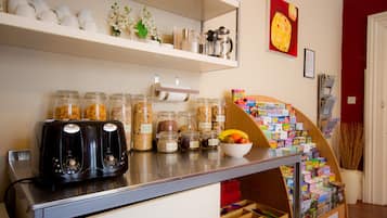 Daily cooked-to-order breakfast (GBP 6 per person)