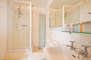 Familienzimmer, mit Bad | Badezimmer | Kostenlose Toilettenartikel, Haartrockner, Handtücher