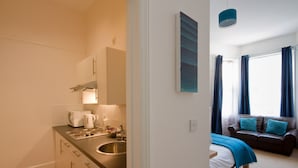 Suite | Private kitchenette - The Guesthouse East (Eastbourne)