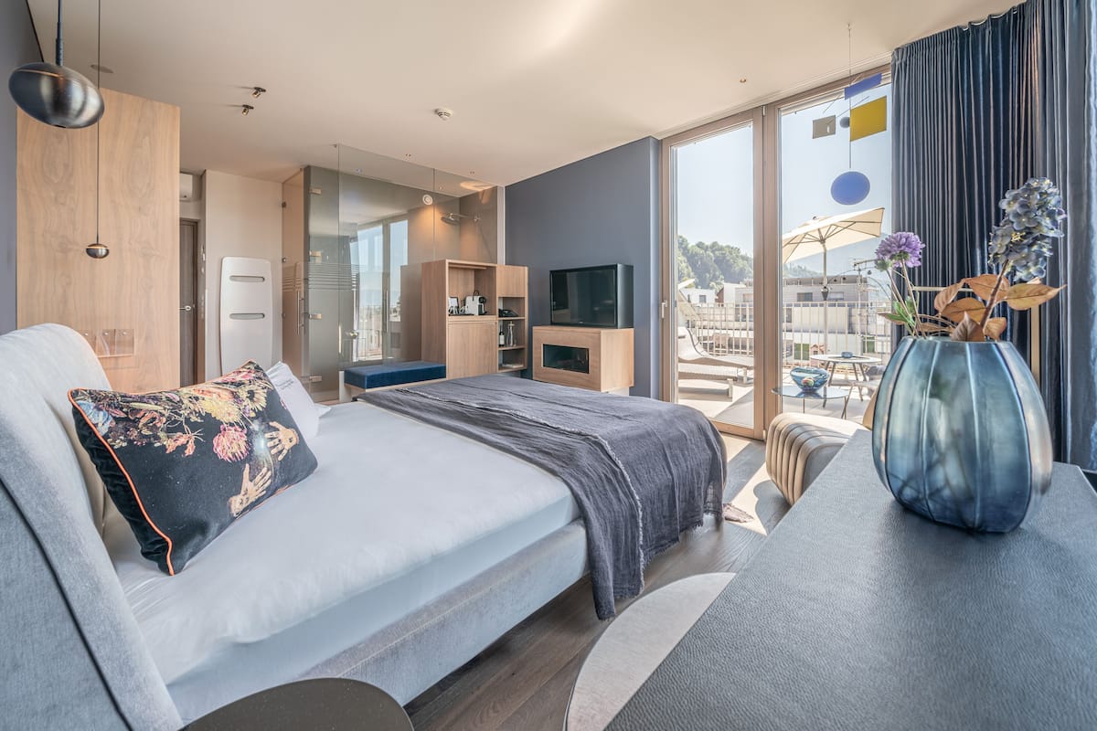 design lounge panorama | premium bedding, minibar, in-room safe, individually decorated