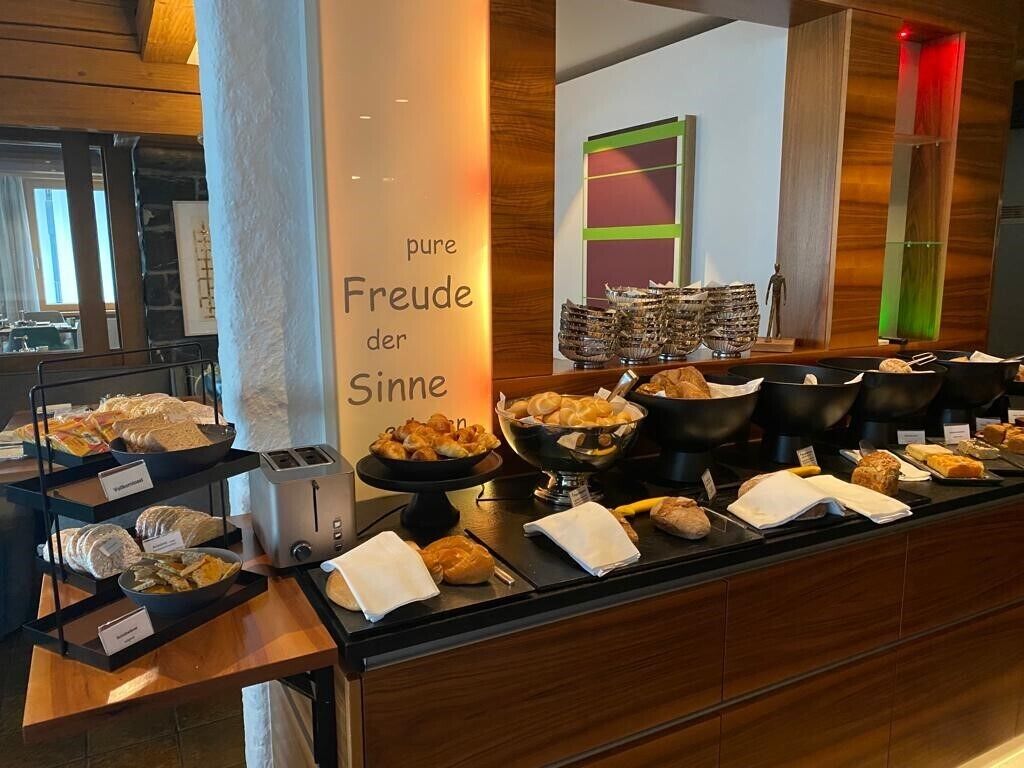 A buffet area with various food items and a sign that reads "pure Freude der Sonne".