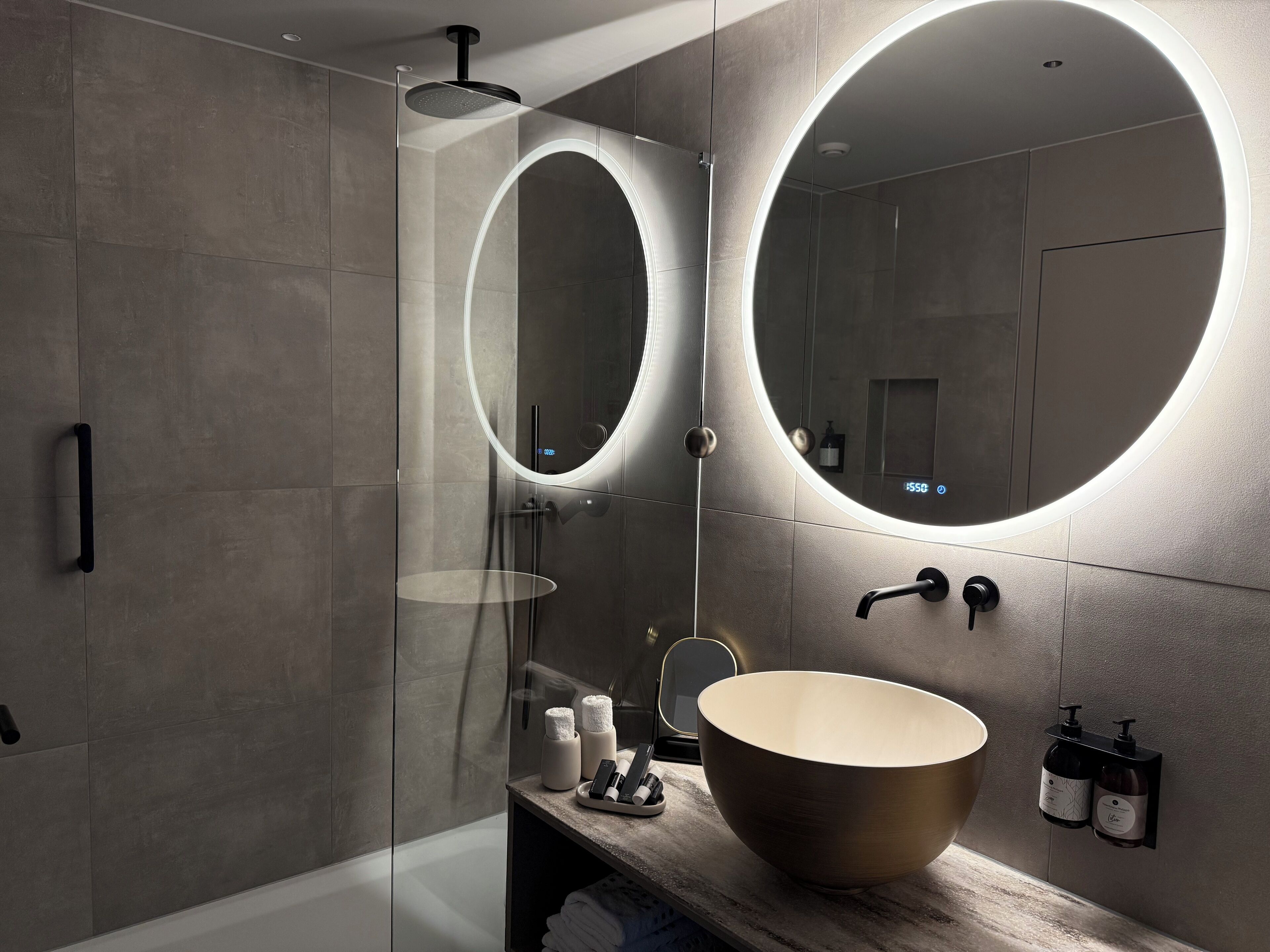 Design Lounge PANORAMA | Badkamer | Een diep bad, een regendouche, gratis toiletartikelen, een haardroger