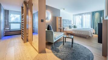 Deluxe Suite | Premium bedding, minibar, in-room safe, individually decorated