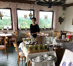 Phục vụ bữa sáng và bữa tối, dùng bữa ngoài trời 