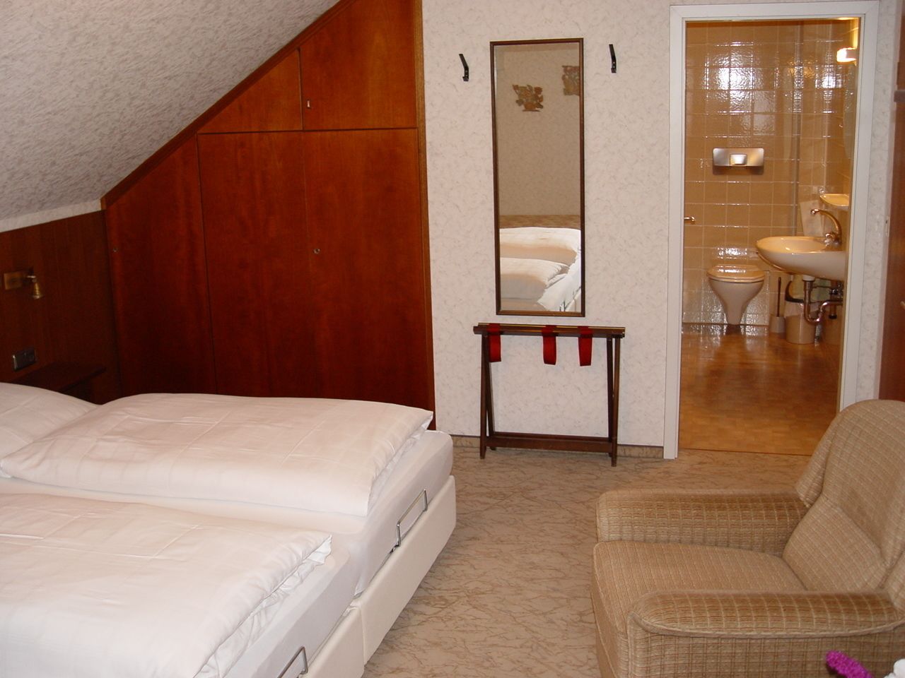 standard triple room | 1 bedroom, individually decorated, individually furnished, desk