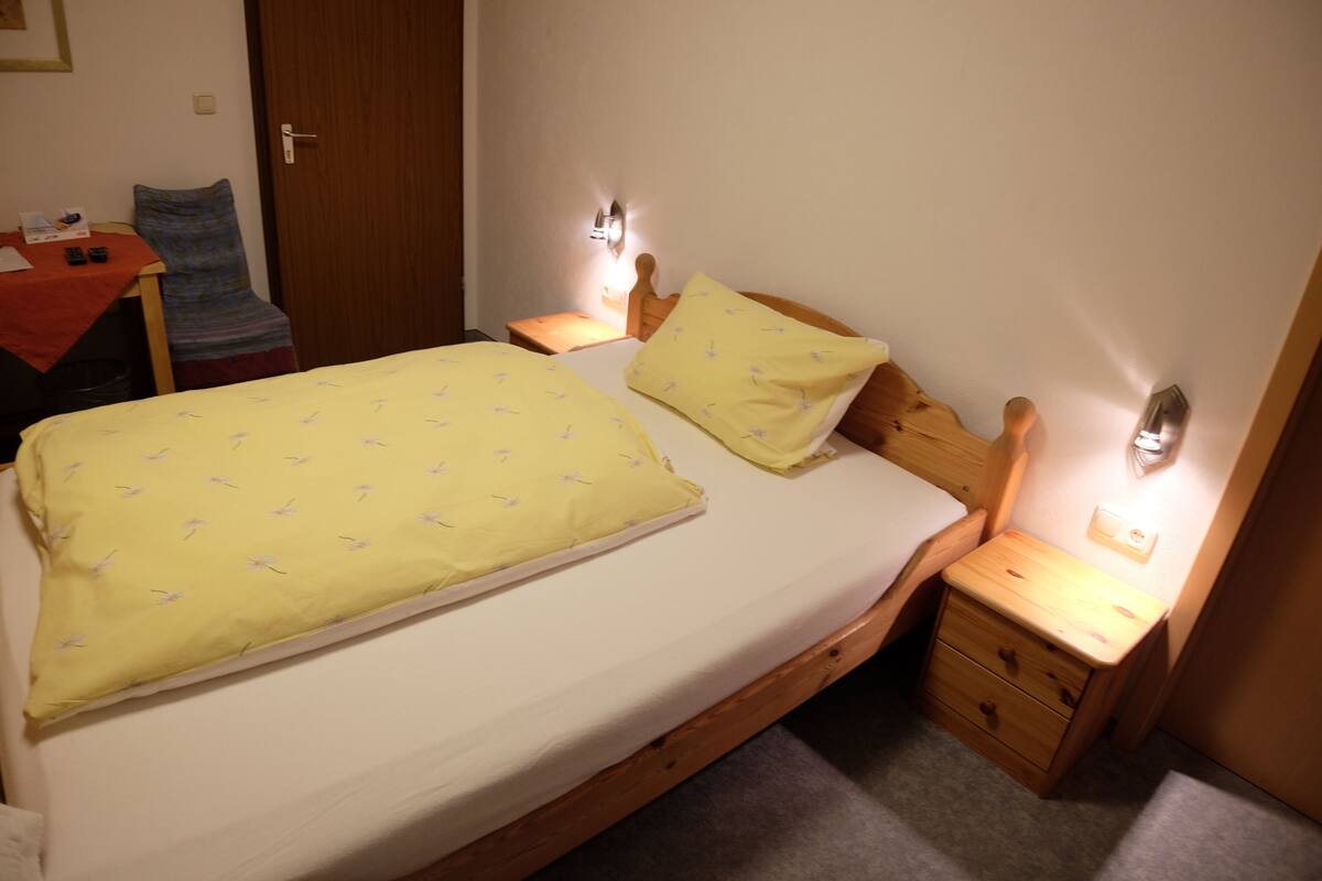 Single Room | Desk, laptop workspace, soundproofing, WiFi (free)