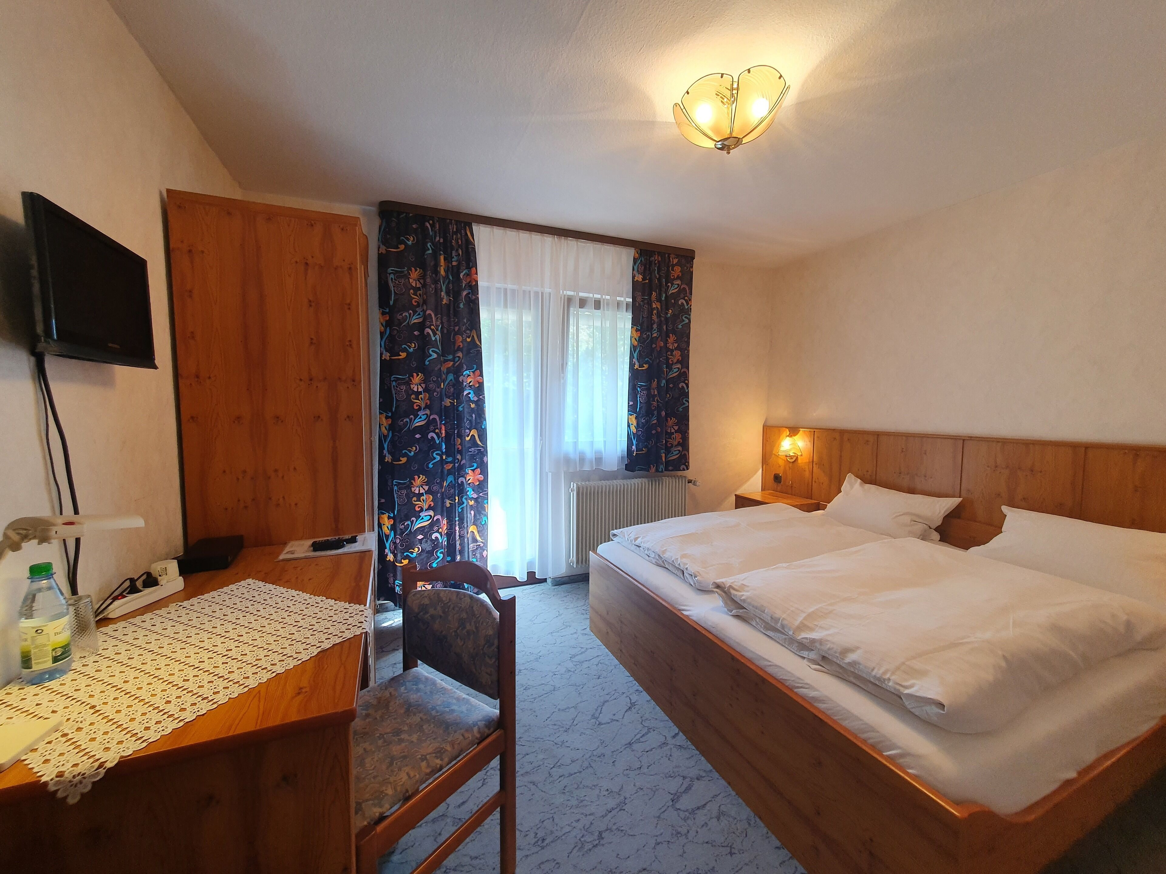 1 bedroom, individually decorated, individually furnished, desk