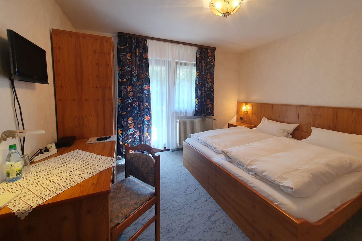 1 bedroom, individually decorated, individually furnished, desk