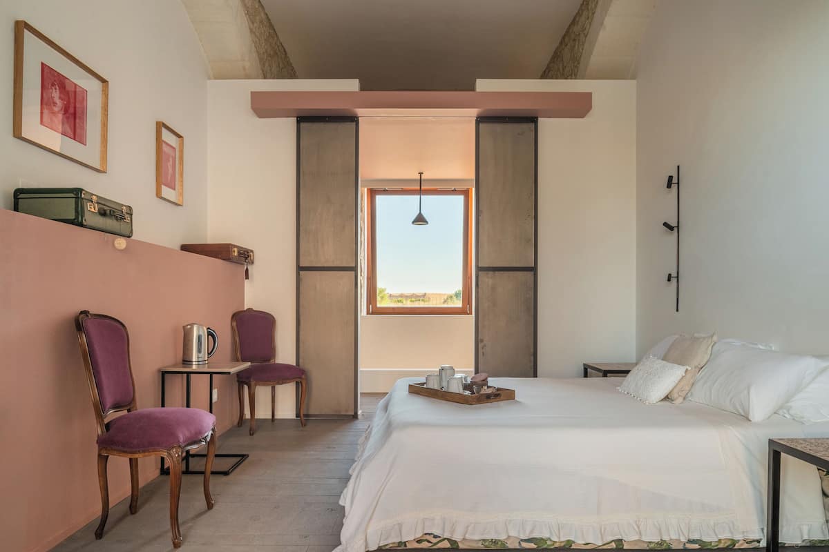 Habitación Deluxe doble, patio, vistas al jardín | 1 dormitorio, escritorio, wifi gratis y ropa de cama