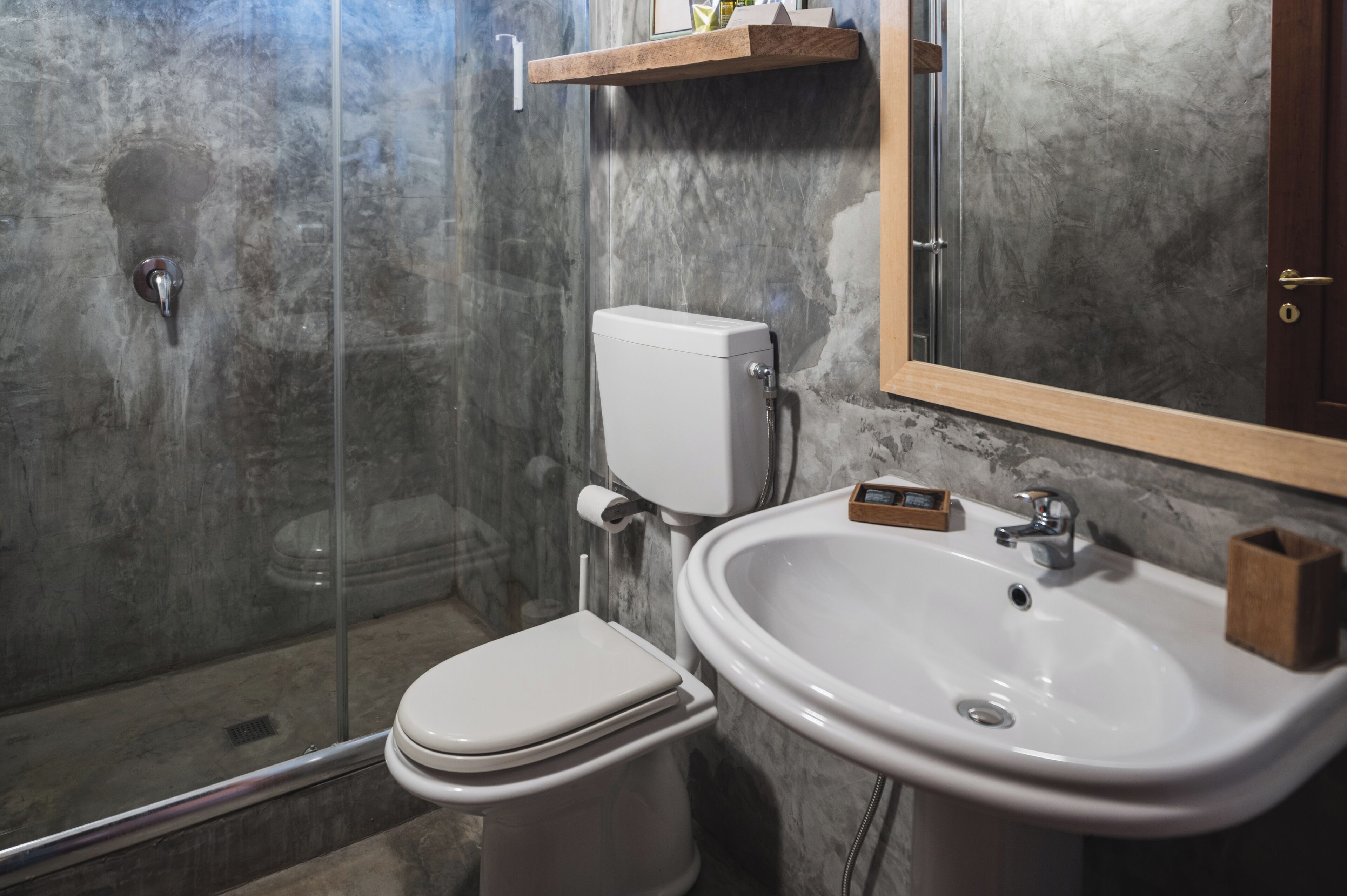 Une salle de bain avec des toilettes, un lavabo et une douche.