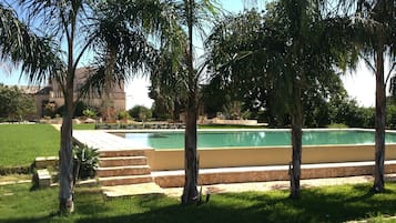 Alberca al aire libre por temporada y sombrillas en la alberca
