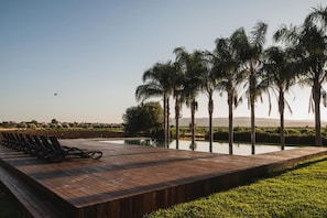 Seasonal outdoor pool, pool umbrellas, pool loungers - Casa di Melo - Organic Country Hotel (Syracuse)