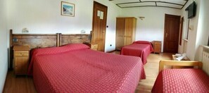 Escritorio, cortinas blackout, cunas y camas plegables/adicionales 