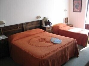 Triple Room | Desk, blackout curtains, cots/infant beds, rollaway beds - Saint Nicolas (Saint-Nicolas)