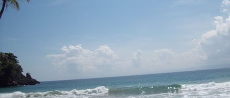 Playa privada, playa de arena blanca, masajes en la playa y buceo